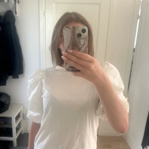 Topp med puffärmar - Fin topp med puffärmar som knappt är använd! Storlek M men passar lika bra som S!💕