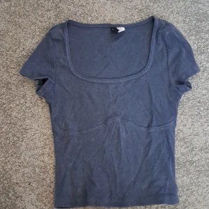 Croppad t-shirt  - En fin mörkblå tröja. Den är lite croppad och har ganska djup urringning. Andvänd 1 gång. Skriv gärna vid funderingar☺️