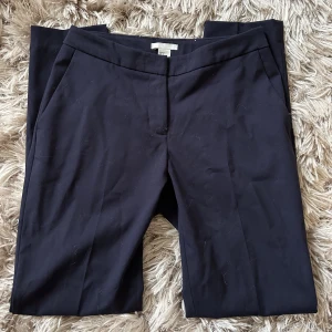 Lågmidjade kostymbyxor  - Snygga lågmidjade kostymbyxor från H&M i storlek 34. Passar tyvärr inte mig längre :( 