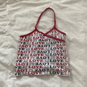 Y2k topp - Säljer denna då den tyvärr inte kommer till användning mer. Den är i storlek 134/140 så skulle nog säga att motsvarigheten är en XXS eller XS. Köp nu är på!❤️