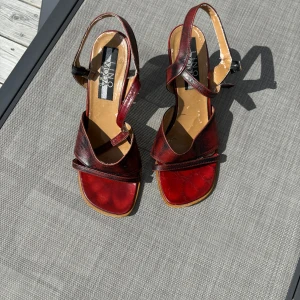 Röda kittenheels - Jättefina, röda kittenheels! Perfekta för våren och sommaren! Är rätt så slitna så priset går att diskutera! Meddela mig gärna innan köp!