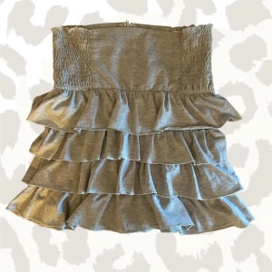 Grå volang kjol💖 - Den är storlek M men sitter som en S eller XS💖den e ganska kort men har en söm så inte kjolen flyger upp när vinden komer😭💖den är välldigt bra kvalité