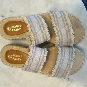 Sandaler - Gina sommar sandaler! Väldigt sköna. Skriv till mig, jag kan ändra priset!