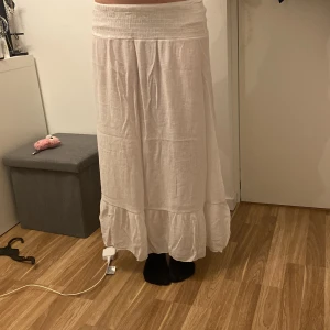 Vit lång kjol  - Köpt i Spanien för 350 . Skriv om du vill ha flera bilder. Pris kan som vanligt diskuteras. Skicka bara ett bud så svarar jag så snabbt som möjligt.💖