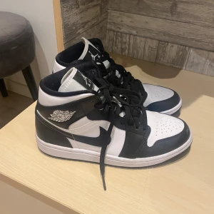 Nike jordan 1 - Säljer dessa skor eftersom dom var för stora i storleken. Jag har endast använt som en gång. Det är storlek 40 i dom. Jag köpte dom för 1200.