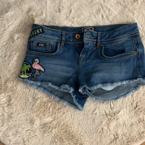 Jeansshorts  - Coola low waist jeansshorts som är köpta i Tjeckien för ca 1 år sen, dom är jätte bra skick och använda ca 2 ggr🥰🥰