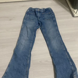 Zara bootcut jeans barn - Den kostar 300kr igentligen men säljer billigt Bra skick använts ungefär 20 gånger men forfarande i bra skick