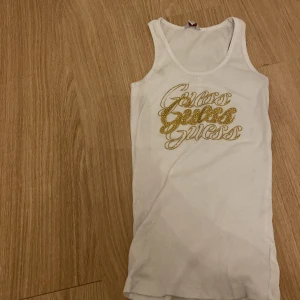 Guess line♥️ - Den är en storlek M men jag själv är xs/s och sitter väldigt bra. Stretchig. Använd 1 gång 1h. Älskar men har köpt men inte använt så tänkte Selja. Y2k men också lite Stockholm stil om man har rätt aurfit. Priss kan alltid diskuteras🖤