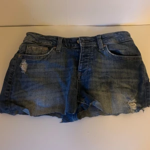 Jeansshorts  - Snygga jeans shorts som är köpta på secondhand, aldrig använt. Ser ut som nya! Säljer billigt då jag köpte dom billigt. Buda! Vill bara bli av med dom!