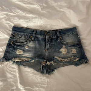 Jeansshorts  - SKITSNYGGA jeansshorts som tyvärr inte passar mig😢 skulle säga att dom är en XS💘