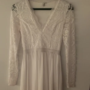 Klänning - (Dåligt ljus) Hej! Säljer min konfirmationsklänning som jag har köpt från en kompis. Klänningen är originellt från Nelly och är i storlek 34. Köpte klänningen för 200kr, men säljer för 100kr inkl frakt!📦 