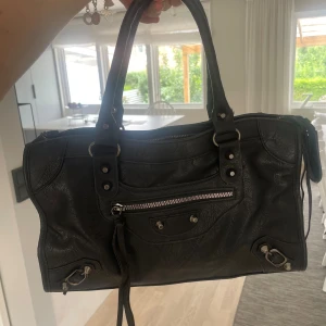  Superfin väska!! - Hej! Säljer min Balenciga liknande väska. Den är rymlig och har inga tecken på användning då den bara använda någon enstaka gång. Hör av er vid frågor☺️☀️