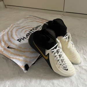 Nike Phantom Luna II Elite fotbollskor  - I princip helt nya fotbollsskor, endast använda 1h. Fick dem från Unisport men de passade inte mig så därför säljer jag dem. Kostar nästan 3400kr nya. Skicket på sulan syns på en av bilderna, är som nya. Alla original grejer, påse, kartong fås med