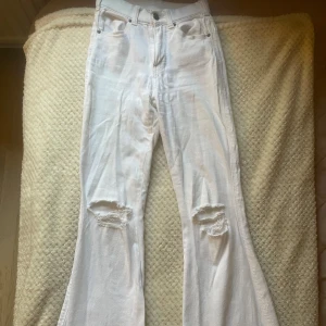 Bootcut jeans - Vita bootcut jeans midwaist. Hål i knäna. Köpta från Dr Denim 🤍