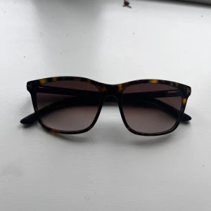 Tom Ford solglasögon  - Säljer mina riktigt snygga tom Ford solglasögon, de är i skicket 7/10