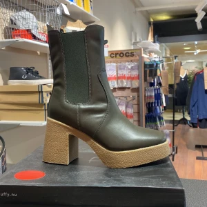 Nya Kängor  - Helt nya  Nypris 799kr Storlek 36