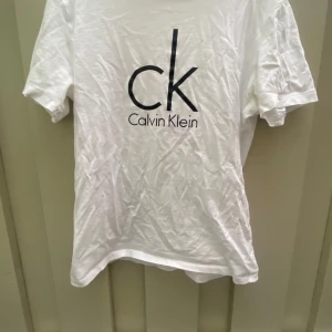 Märkes t-shirt  - Calvin Klein t shirt storlek Xs 100 kr  Levis t shirt storlek xs 100kr 🌸
