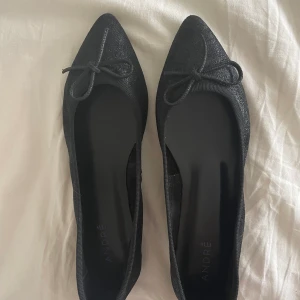 Ballerinaskor - Helt nya och oanvända ballerinaskor från märket André💗 Nypris 39 euro. Svarta med rosett och glitter.  Använd gärna köp nu!💕