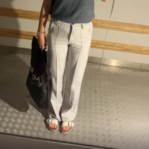 Gråa kostymbyxor  - Säljer dessa populära kostymbyxor från Madlady som är i den ljusgråa färgen ❤️