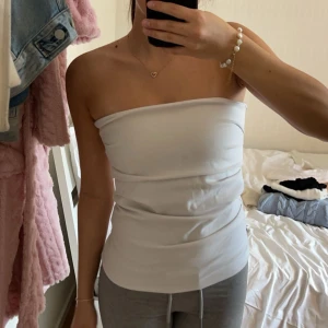 vit tubbtopp  - säljer för den är lite stor men annars jättefin 