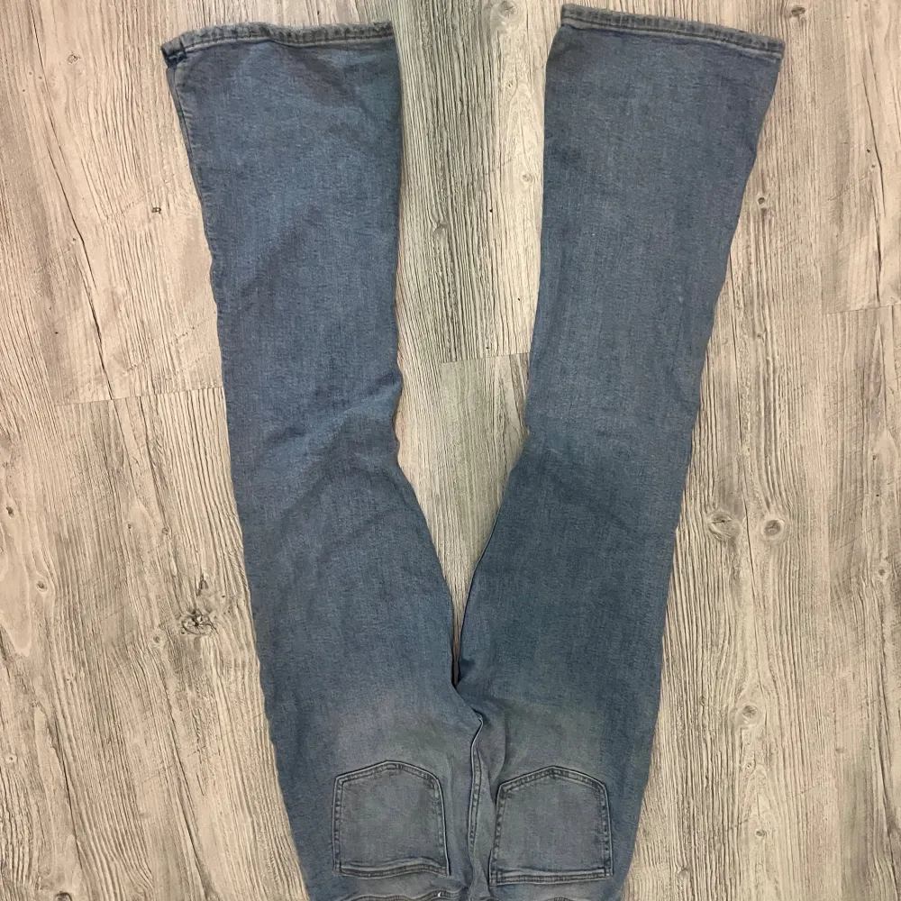 Jag har ett par bootcut jeans från Gina i storlek 158 som tyvärr är för små och inte används längre. Den har inga defekter och pris kan diskuteras! 💗original pris= 300. Jeans & Byxor.