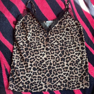 Leopard spets linne - ja gillar den jätte mycket men behöver pengar har endå tvp andra leopard linnen den är bra skick och super skön med band som man kna ändra🫰🏻💞