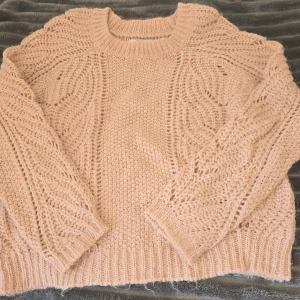 En fin rosa stickad tröja💗 - Det är en rosa stickad tröja med fina mönster💗