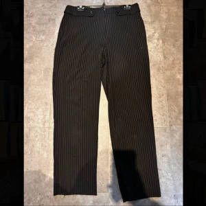 Kostymbyxor randiga - Kostymbyxor från Westerlind i storlek C42. Knappt använda, inte noppriga mellan benen. Sitter som mid length byxor. Skickas nytvättade💗