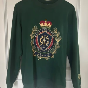 Gant sweatshirt - Säljer denna unika och snygga tröja i mörkgrön. Riktigt snygg och tjockt material som får den att se riktigt lyxig ut. Köpt förra året men kommer knappt till användning längre så kollar intresse på den. Bra condition finns någon mindre defekt på den.