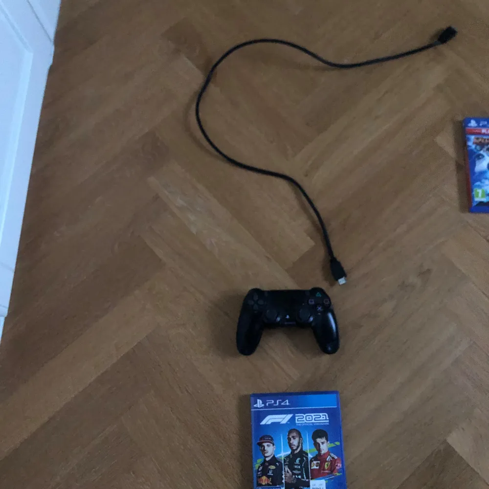 Svart ps4 PRO med flera antal spel och ska tvättas innan jag skickar iväg den priset är ej hugget i sten.. Övrigt.