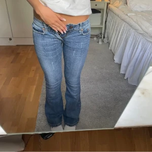 Lågmidjade bootcut jeans  - Jätte snygga lågmidjade bootcut jeans. Midjemåttet 35/36 cm och innerbenslängden 78 cm💓💓