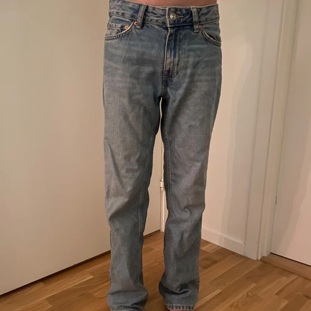 Blåa Gina tricot jeans i fint skick! Endast använda ett fåtal gånger💪 Passformen är straight (petite).. Jeans & Byxor.