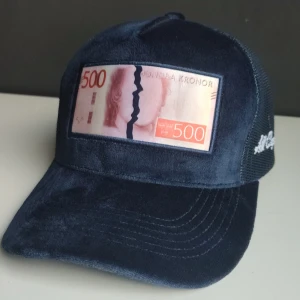 ALL CAP ONE X BRUCE LEE KEPS - Limited Edition keps från all cap one köpt för 449kr säljer för 200