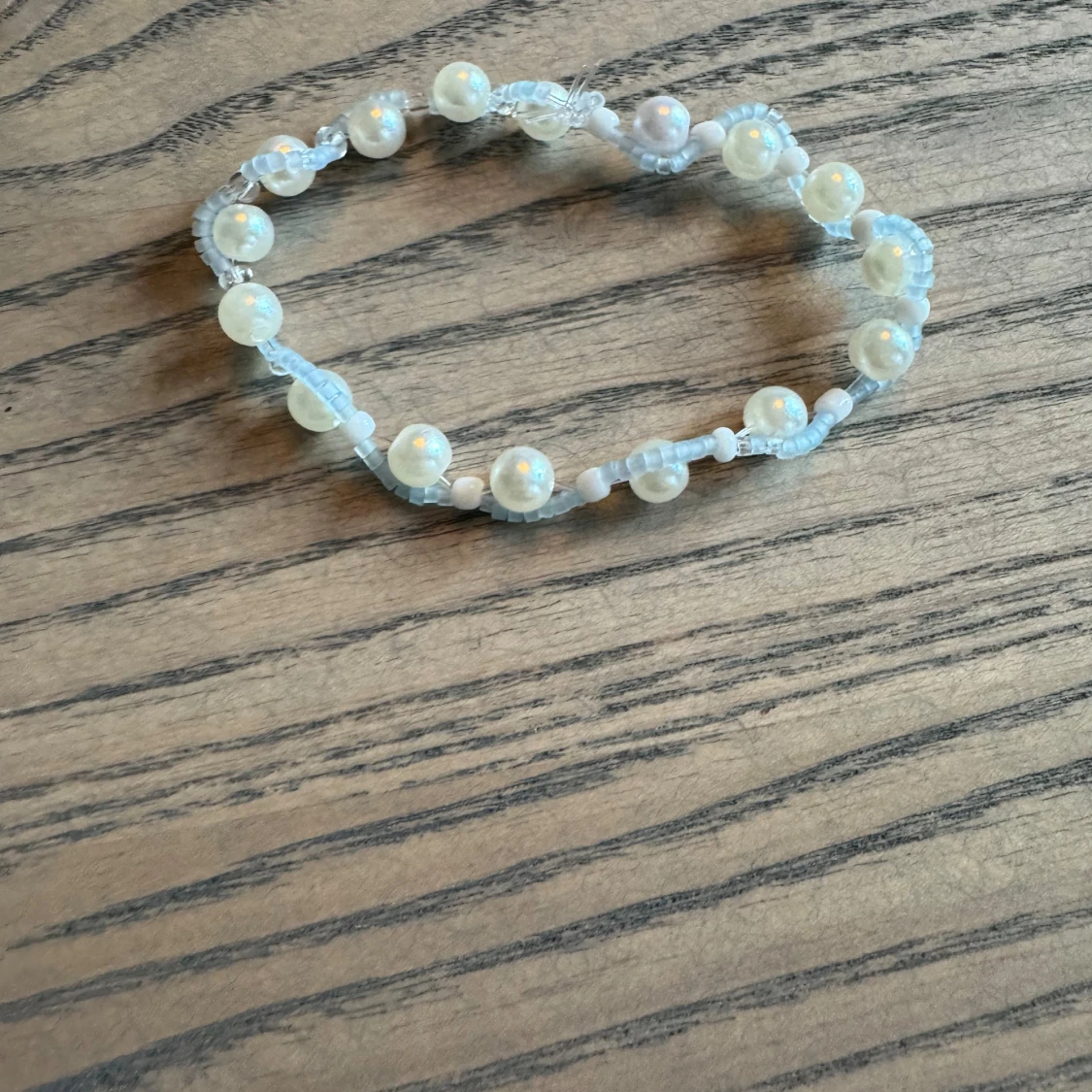 Blått armband med vita pärlor