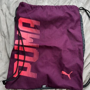 Puma jumpa påse - Bra skick. Den är andvänd men inte så sliten. Enbart ett fack i. (Man kan önska annat pris)
