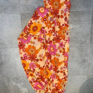 Färgglada tygbyxor  - Storlek S, passar långa tjejer (jag är 1.76 och de är ner till marken) och perfekt till exempelvis festival eller liknande!