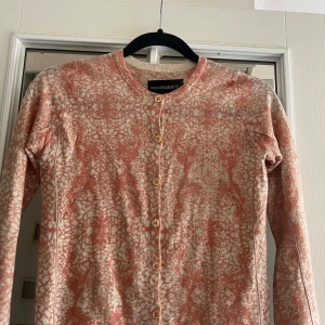 Zadig kofta - Säljer denna super fina koftan från Zadig och Voltaire i Kashmir som nästan aldrig är använd💕