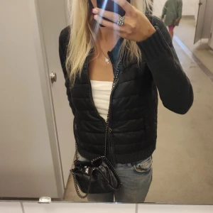 Cardigan - Köpte denna cardigan från top secret för 1200 och säljer nu denna då den inte kommer till användning.