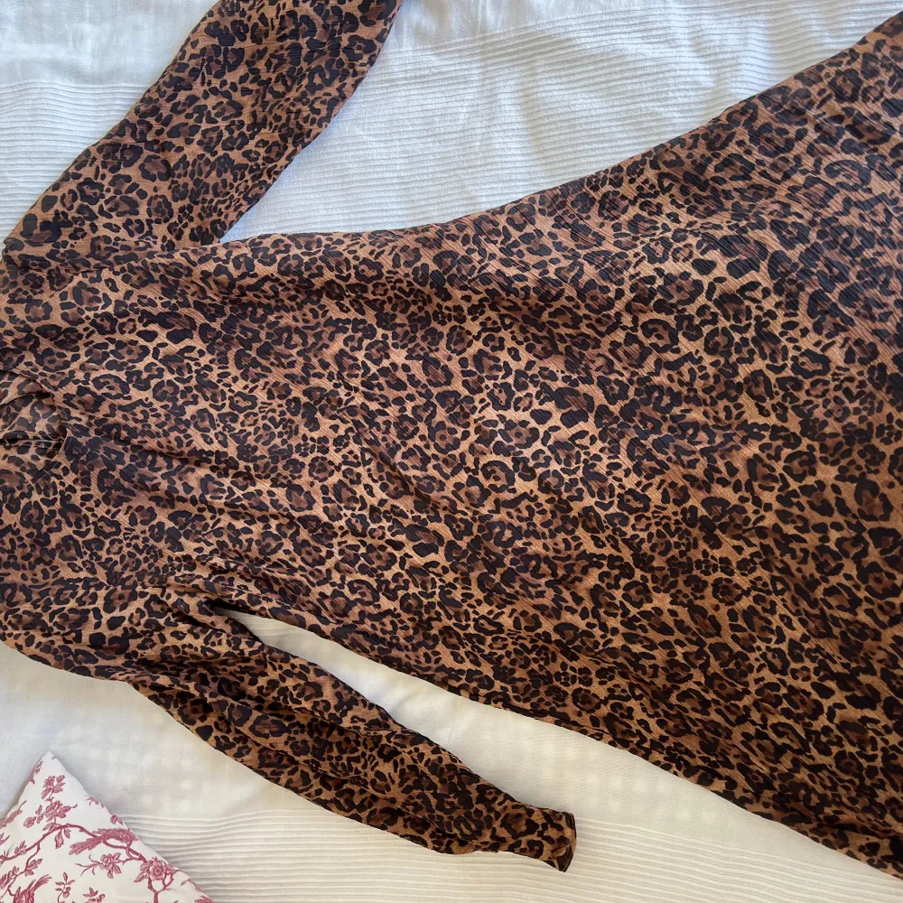 Leopard klänning 38, and other stories. Fint skick! Runt och skirt material som gör att klänningen passar året om. Tillhörande underklänning syns ej men gör att underkläder inte syns igenom. Stor utrensning, kolla profil för Adoore/stories. Mekot.