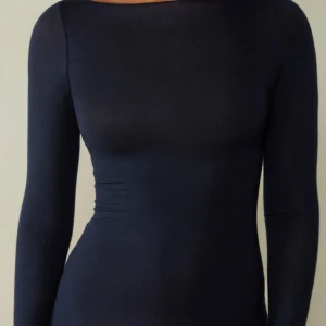 Intimissmi dark blue  - Säljer en super fin dark blue Intimissmi tröja i modellen ”Ultra light warm effect”💙💙 Knappast använd! I strl M men passar S