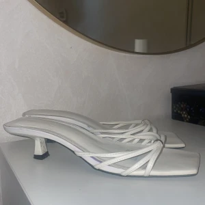 Vitaklackar  - Snygga vitaklackar med 5 cm klack 