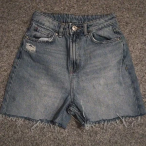 Blåa jeans shorts  - I använt skick, sparsamt använda 😊  Hela och rena och fräscha och fina 😊💞 Fråga gärna för mer info vid intresse 💞😊