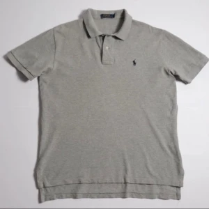 Ralph Lauren Piké - Jättefin ralph lauren piké i färgen grå, säljer på grund av att den är för stor, såklart äkta. Storlek medium. Skick 9,5/10. Tveka inte på att ställa frågor