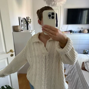 Kabelstickad tröja - Säljer denna snygga vintage kabelstickade tröjan från Tommy Hilfiger😇 Använd men utan synliga defekter!