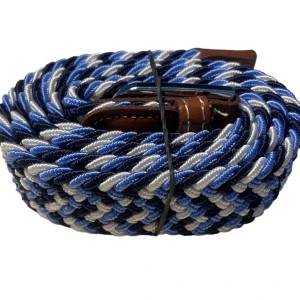 Flätat bälte - ⛱️SOMMARDEAL☀️ Just nu får du valfritt armband på köpet när du köper valfritt bälte. Till och med 31/8. Flätat bälte i färgerna ljusblått-vitt-mörkblått 105 cm Passar perfekt både till den vardagliga outfiten men även på 