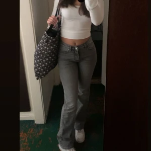 Jeans  - Säljer mina utsvängda gråa jeans eftersom att ja har växt ur dom, dom är i ett fint skick o ej slitna💕