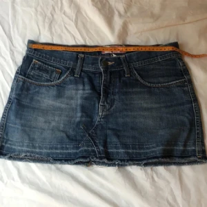 jeanskjol - Lågmidjad jeanskjol, köpt här på plick men inte använd av mig! skriv gärna vid frågor eller använd köp nu om du är intresserad!