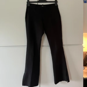 Kostymbyxor  - Superfina och trendiga kostymbyxor från vinbok i medelbetyg Vera med slits💗💗💗