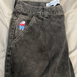 Bigboy Jeans Carpenter XL - Skick e väl rätt bra förutom där nere lite fransigt där man har fötterna. Nypris var fan dyrt enligt mig kostade 1200 + frakt. Skick vet jag ej typ 7,5/10? Bedöm bilderna. Skriv för fler bilder. Köpt e köpt aldrig tillbaks. 