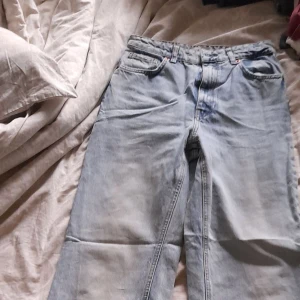Ljusblå jeansbyxor från Zara - Ett par ljusblå jeansbyxor från Zara i storlek EUR 38. Byxorna har en klassisk femficksdesign och är tillverkade i Turkiet. De har en rak passform och är har veck vid fötterna.